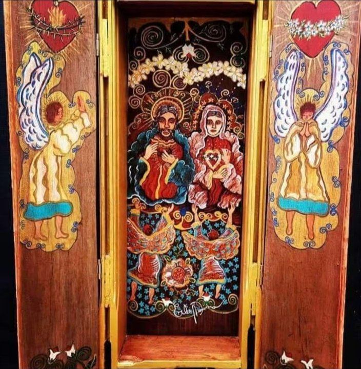 Oratório aberto com Jesus e Maria, cada um com o coração no peito, e um anjo sob um coração em cada porta