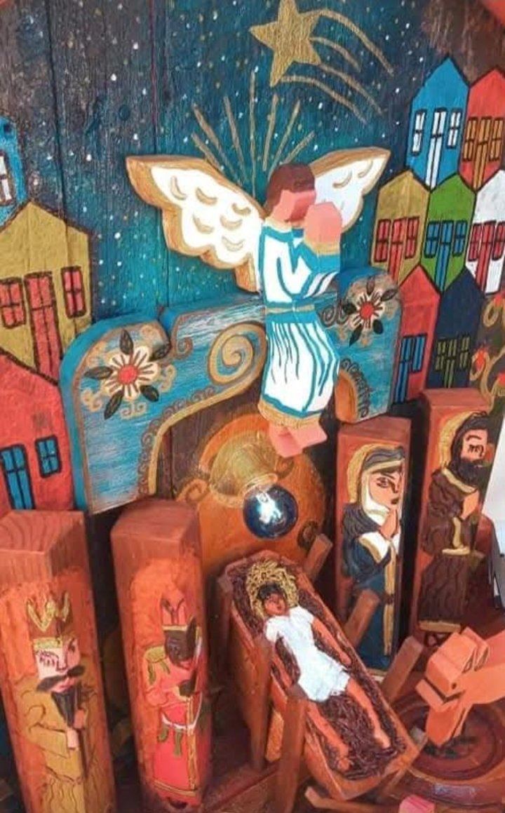 Detalhe do oratório: anjo de túnica branca sob a estrela, Maria de mãos postas, José e o Menino na manjedoura