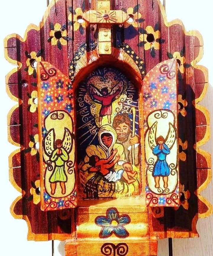 O mesmo oratório aberto, com Maria e o Menino, José com cajado e anjos pintados nas portas