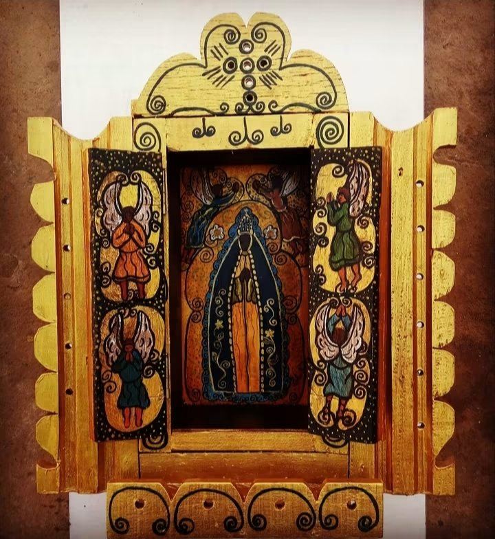 Oratório amarelo aberto, de contorno recortado, com Nossa Senhora de manto azul entre dois anjos e quatro anjos nas portas