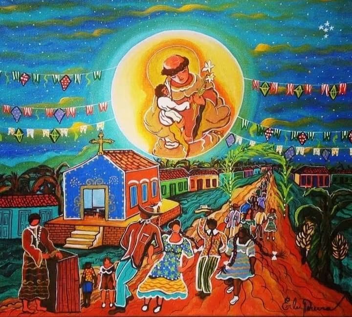 Pintura de Santo Antônio com o Menino e lírios dentro de uma lua amarela, sobre bandeirinhas, capela azul e pares dançando na rua